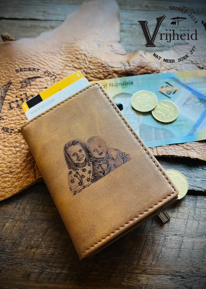 Leather card wallet engraved with a portrait of two children